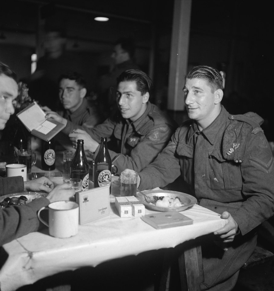 639 Men enjoying their Christmas dinner, very pleased with the presents received, Bestanddeelnr 934-9495
