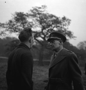 610 A British General talking to the P.T. Physical Tr, Bestanddeelnr 934-9467