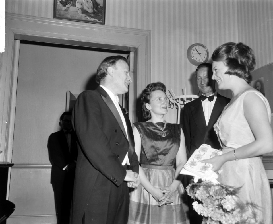 75 Jarig bestaan Concertgebouw in Amsterdam Yehudi en Hephzibah Menulin worden , Bestanddeelnr 914-9955