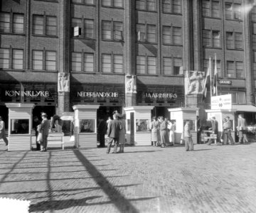 61e Jaarbeurs, Utrecht, ingang met mensen, Bestanddeelnr 905-9211