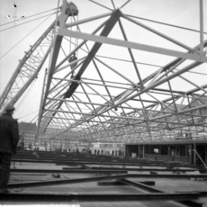 62 ton staalconstructie hing in de lucht bestemd voor oosthal van nieuwe RAI, Bestanddeelnr 917-2138
