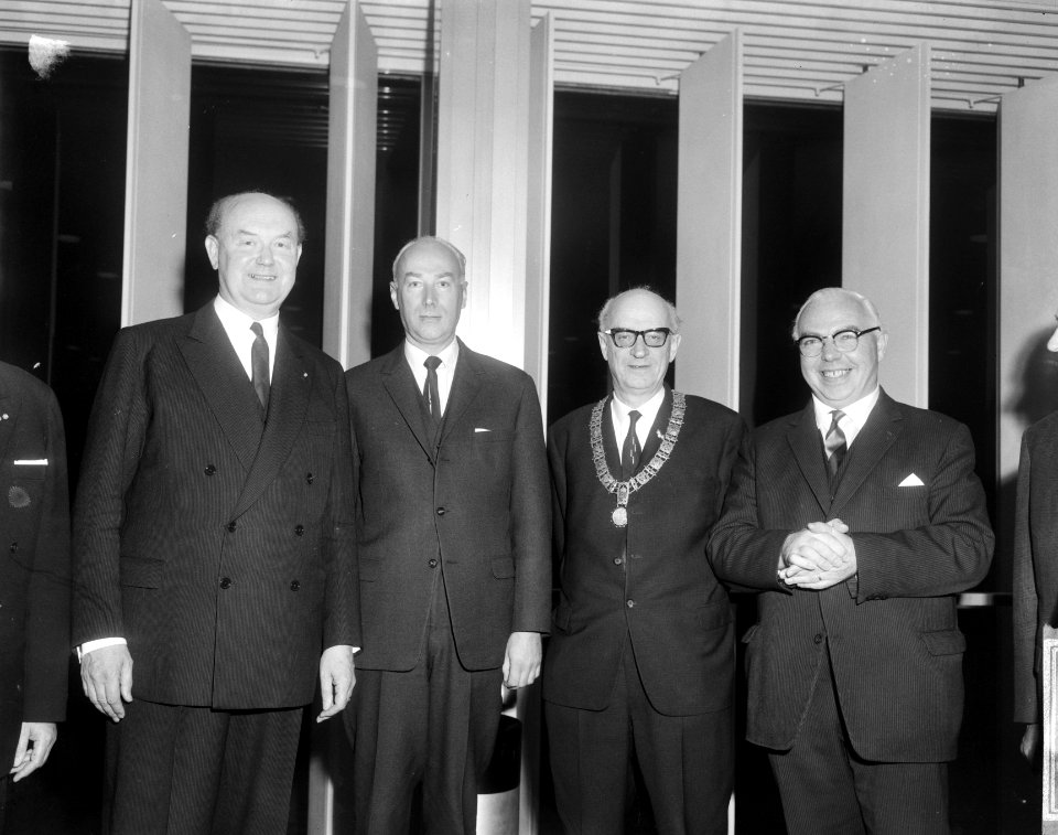 75-jarig bestaan van de Horecaf v.l.n.r. D. de Bes (voorzitter Horecaf), staats, Bestanddeelnr 918-3752