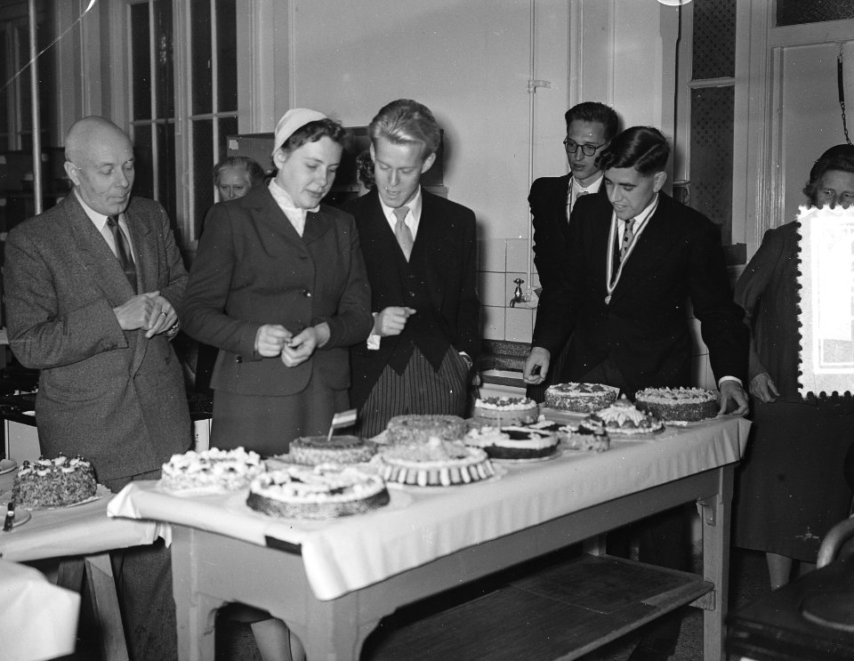 75-jarig bestaan Vrije Universiteit , taartenbakwedstrijd voor huisvrouwen, Bestanddeelnr 907-3922