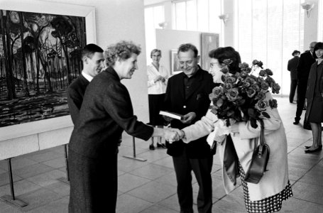 75000ste bezoeker 150-jarige Nederlandse Kunst in het Stedelijk Museum Het ec, Bestanddeelnr 915-5216