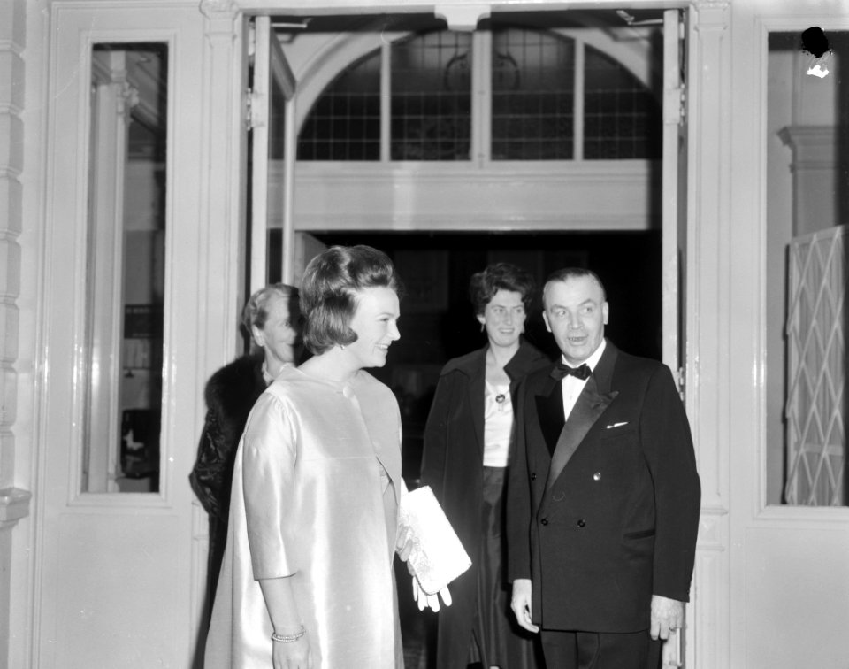 75 Jarig bestaan Concertgebouw in Amsterdam, links Prinses Irene , rechts Yehudi, Bestanddeelnr 914-9984