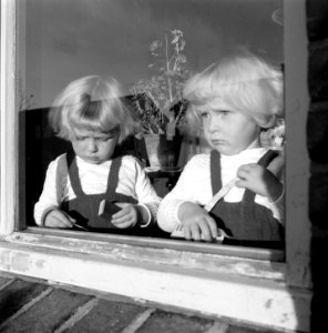 8 november siamese tweeling Folkje en Tjitske de Vries uit Bergum 2 jaar rechts , Bestanddeelnr 907-4144