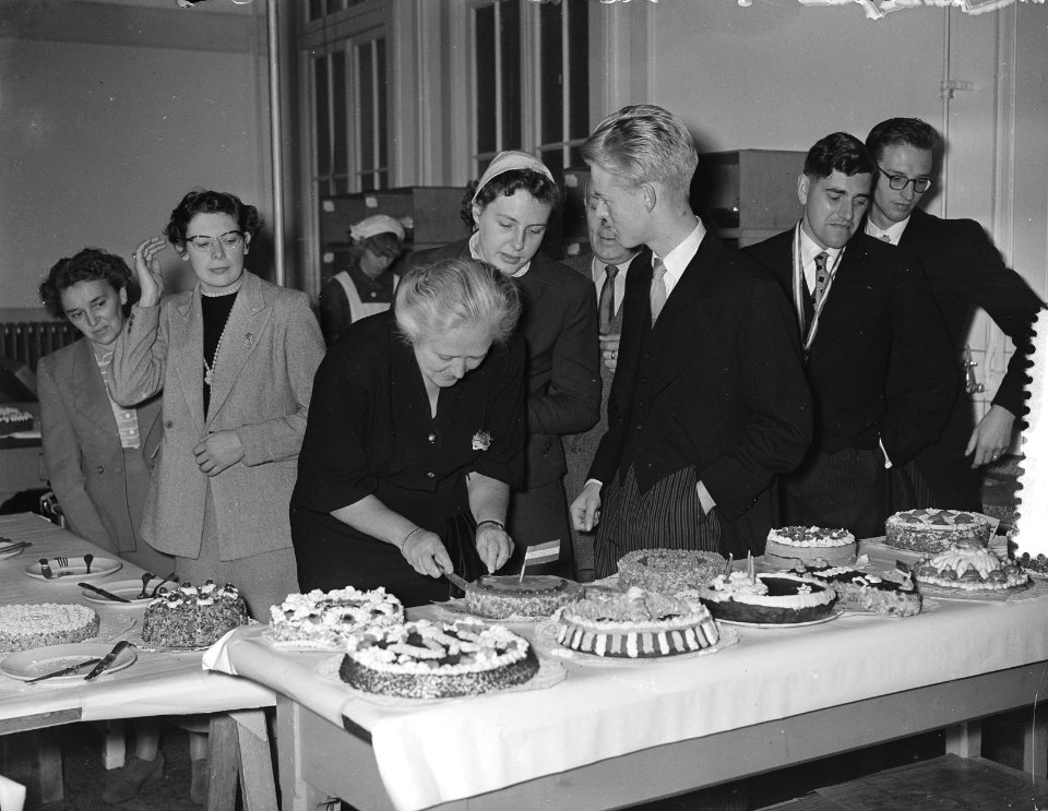 75-jarig bestaan Vrije Universiteit , taartenbakwedstrijd voor huisvrouwen, Bestanddeelnr 907-3923