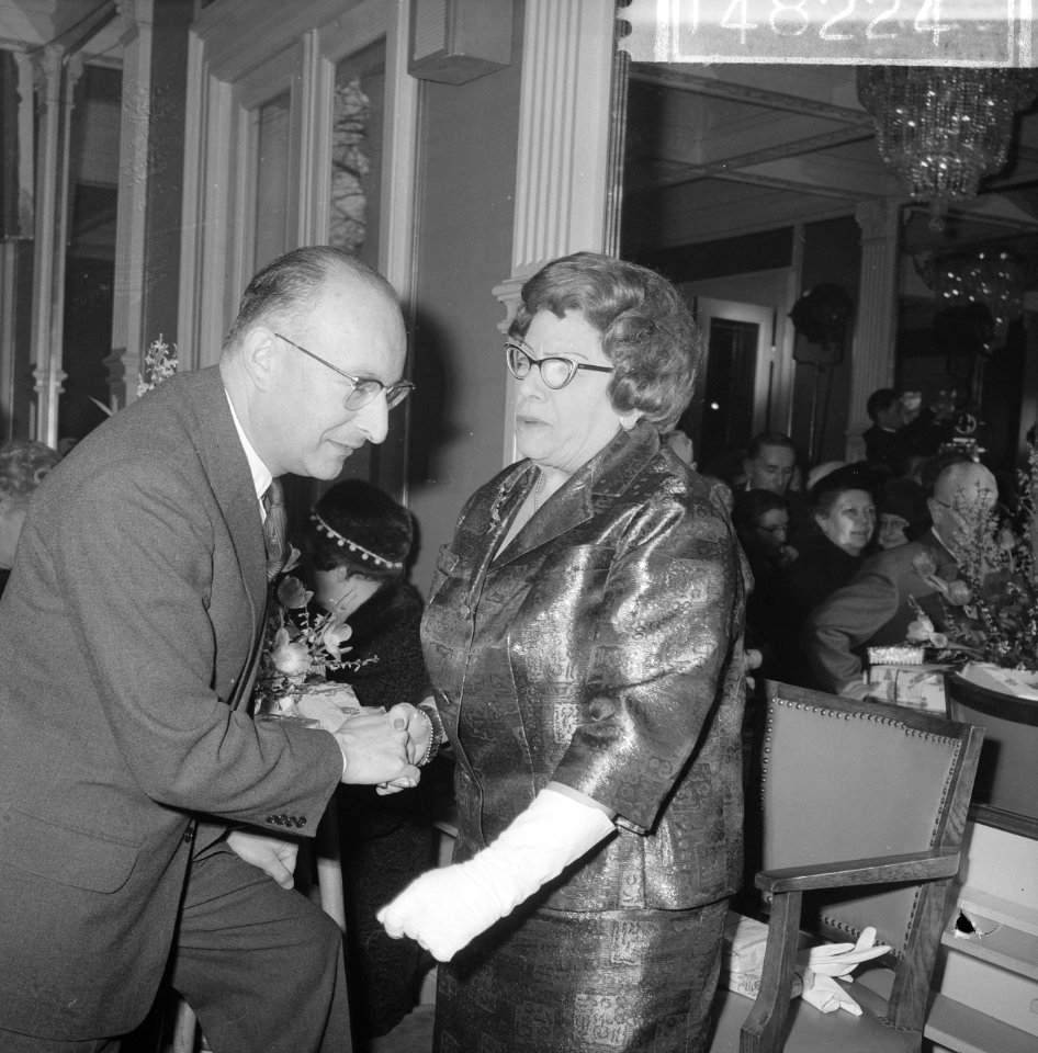 75ste verjaardag Henriette Davids in het theater Carre. Wethouder Van der Bergh , Bestanddeelnr 914-8224