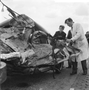 8 Mensen gedood bij auto-ongeluk, Bestanddeelnr 918-1042