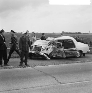 8 Mensen gedood bij auto-ongeluk, Bestanddeelnr 918-1043