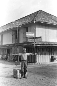 8 (IV) Bataljon Stoottroepen) in Batoeradja in Zuid-Sumatra. 'Verkeersregelaar'�, Bestanddeelnr 320-5-3