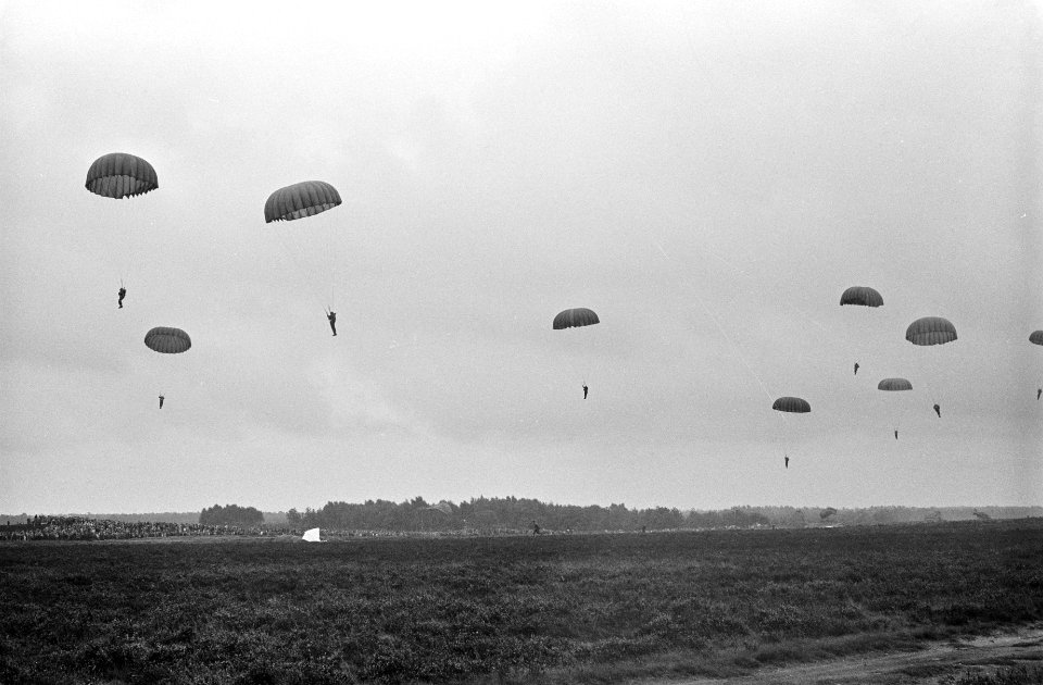 70 Engelse parachutisten deden luchtlanding op de Ginkelse Heide ter herdenking , Bestanddeelnr 914-3236
