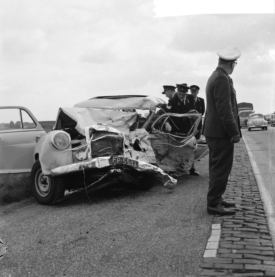 8 Mensen gedood bij auto-ongeluk, Bestanddeelnr 918-1041