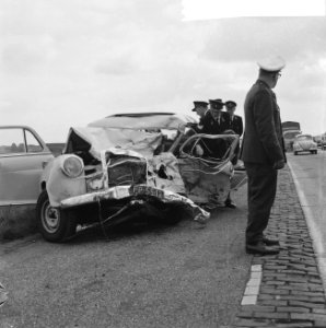 8 Mensen gedood bij auto-ongeluk, Bestanddeelnr 918-1041