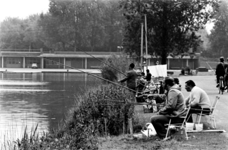 75-jarig bestaan van Hengelsportvereniging Amsterdam gevierd door vissen langs de Bosbaan veel vissers langs Bosbaan, Bestanddeelnr 931-5018