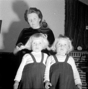 8 november siamese tweeling Folkje en Tjitske de Vries links Folkje, Bestanddeelnr 907-4145