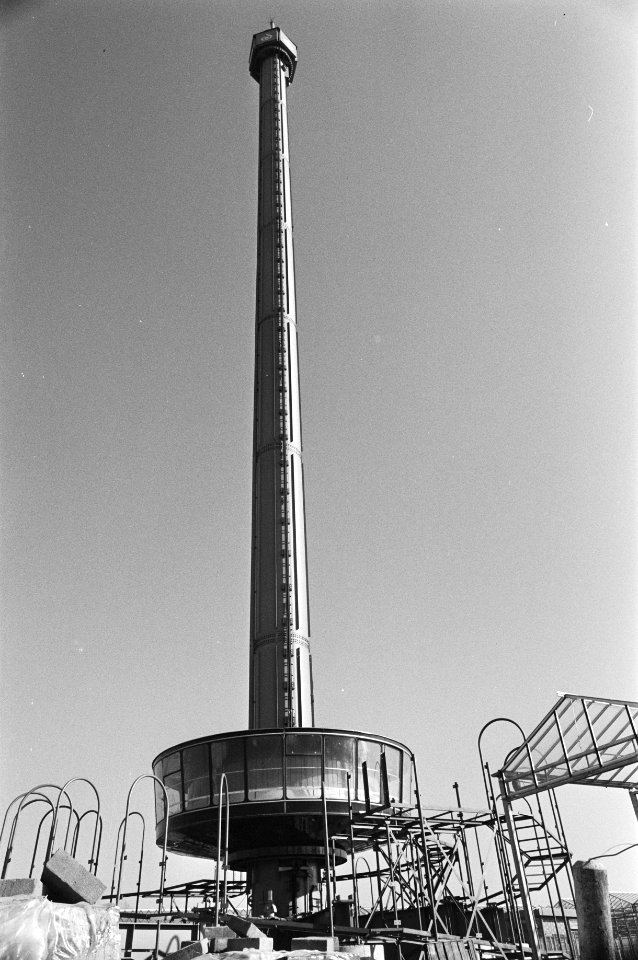 76m Hoge uitkijktoren een attraktie op de Floriade 82 die 8 april geopend wordt., Bestanddeelnr 931-9943