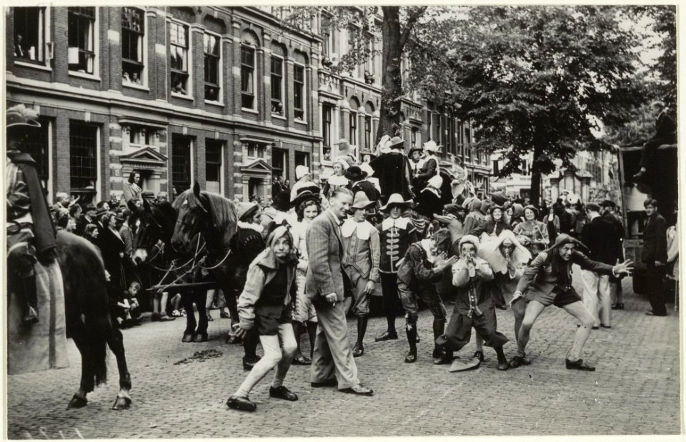 700-jarig bestaan van Haarlem, de historisch-allegorische optocht enige narren, NL-HlmNHA 54011112