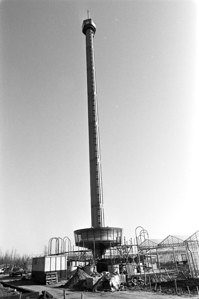76m Hoge uitkijktoren een attraktie op de Floriade 82 die 8 april geopend wordt., Bestanddeelnr 931-9944