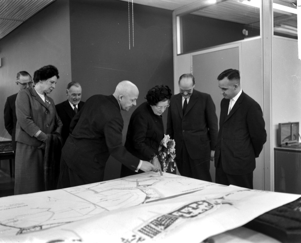 75 Jarig bestaan Nederlandse Heide Maatschappij , koningin Juliana op de afdelin, Bestanddeelnr 914-7690