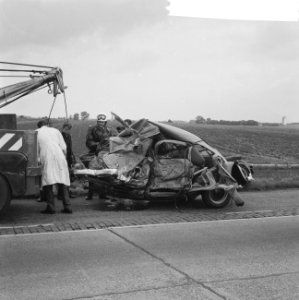 8 Mensen gedood bij auto-ongeluk, Bestanddeelnr 918-1044