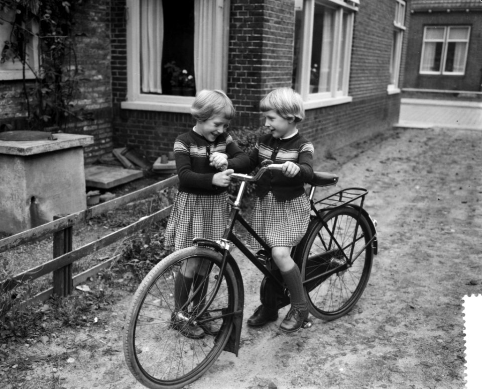 8 november aanstaande hoopt de Friese siamese tweeling Folkje en Tjitske de Vrie, Bestanddeelnr 910-7921