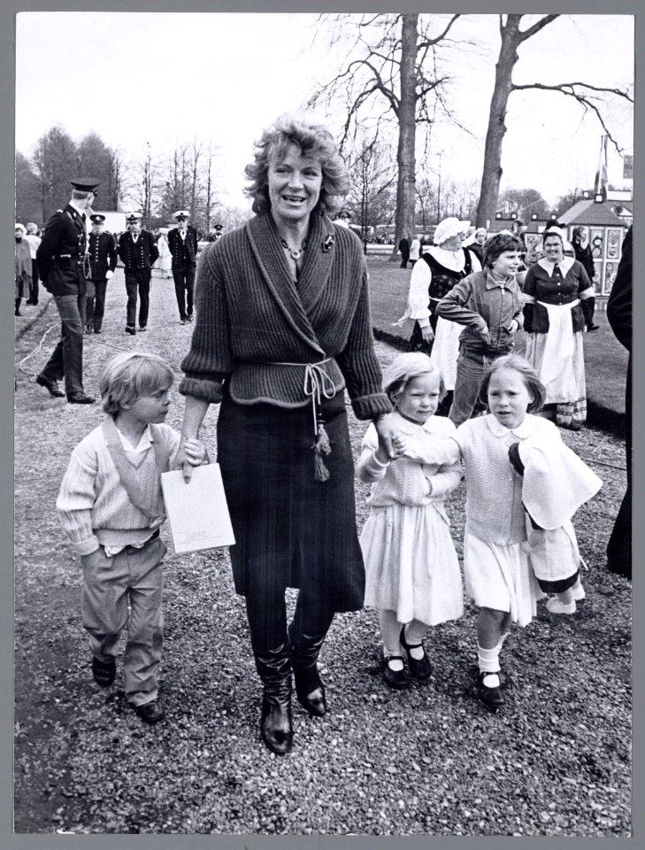 70-ste verjaardag Koningin Juliana defile Soestdijk Prinses Irene met haar kin, Bestanddeelnr 006-0019