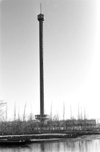 76m Hoge uitkijktoren een attraktie op de Floriade 82 die 8 april geopend wordt., Bestanddeelnr 931-9945