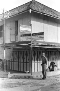 8 (IV) Bataljon Stoottroepen) in Batoeradja in Zuid-Sumatra.Militair op een str�, Bestanddeelnr 320-5-2