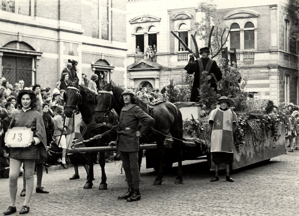 700 - jarig bestaan van Haarlem. Praalwagen met Laurens Janszoon Coster, in de Wilhelminastraat die deelnam aan de Historisch-Allegorische optocht. 10 augustus 1946. Aangekocht in 1977 van f, NL-HlmNHA 1478 25900 K 38