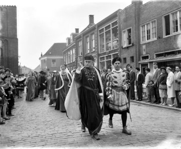 700-jarig bestaan van Vianen, mr J Klaasesz als Floris V begeven zich naar het, Bestanddeelnr 911-5803