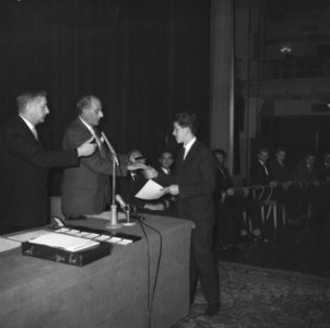 25 Jarig bestaan Bemetel, een der leerlingen ontvangt van mr ir M Goote zijn , Bestanddeelnr 914-5077