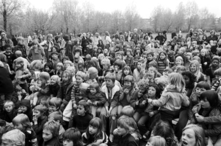5 Mei viering in Amsterdam kinderen kijken naar poppenkast, Bestanddeelnr 928-5595
