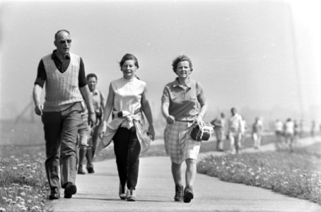 5 daagse Elfstedentocht voor wandelaars, start in Leeuwarden wandelaars bij Snee, Bestanddeelnr 922-4096
