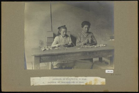 5 Opplakken van decalcomanieen op pijpen, Bestanddeelnr 256-1461