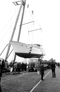 45 ton wegende dieselmotorjacht Caraville uit Amstel getild naar HISWA in de RAI, Bestanddeelnr 913-6182