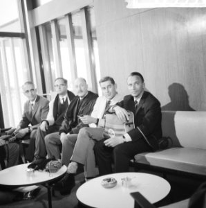 5 Nederlanders, waaronder 3 doktoren, zijn vanaf Schiphol naar de Himalaya vertr, Bestanddeelnr 917-5551