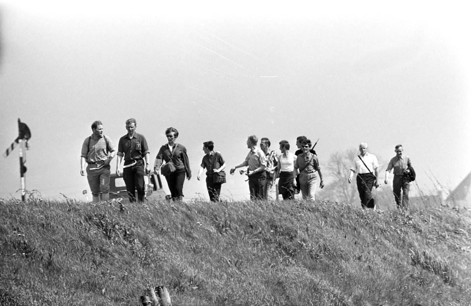 5 daagse Elfstedentocht voor wandelaars, start in Leeuwarden wandelaars bij Snee, Bestanddeelnr 922-4097