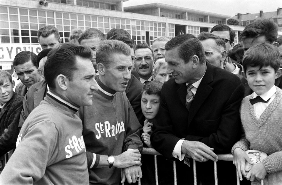 51ste Tour de France 1964 Anquetil in gesprek met publiek, Bestanddeelnr 916-5831