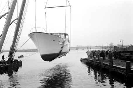 45 ton wegende dieselmotorjacht Caraville uit Amstel getild naar HISWA in de RAI, Bestanddeelnr 913-6177