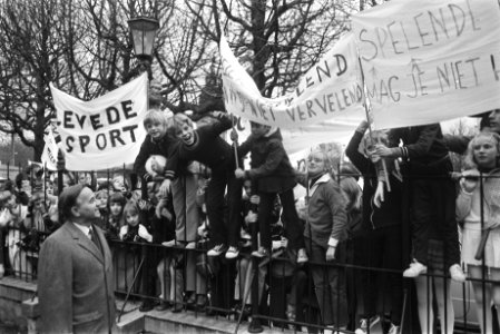 500 lagere schoolkinderen vragen Premier De Jong om speel- en leefruimte, Den Ha, Bestanddeelnr 924-0150