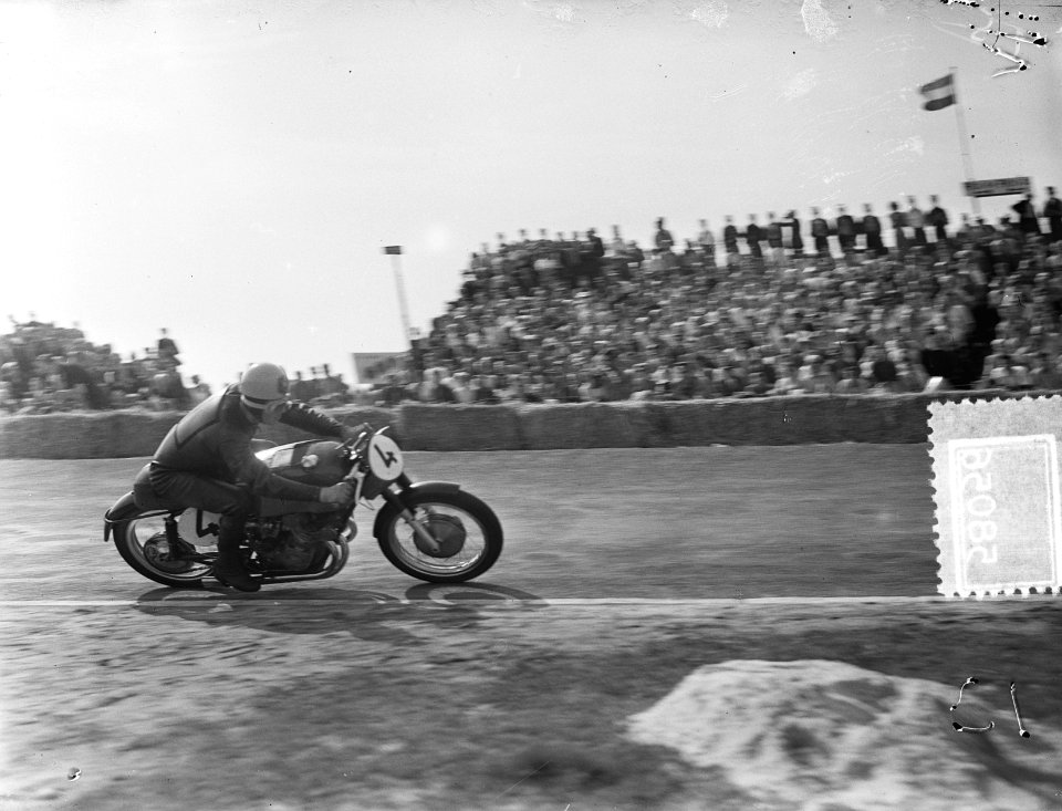 500cc klasse. Winnaar Geoff Duke (Engeland) op Gilera, Bestanddeelnr 905-8056