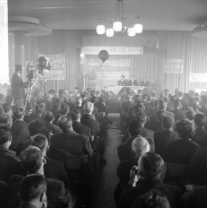 500 PTT-ers protesteren tegen personeels- en promotiebele bij PTT in Houtrustres, Bestanddeelnr 917-1081