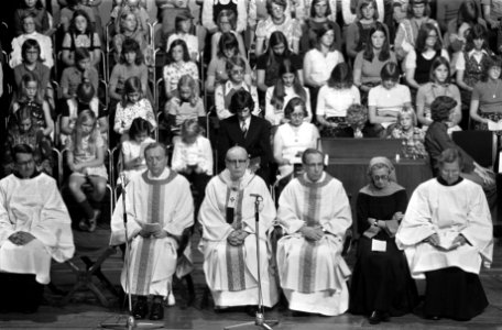 50-jarig priesterjubileum kardinaal Alfrink gevierd met eucharistieviering in Co, Bestanddeelnr 927-4084