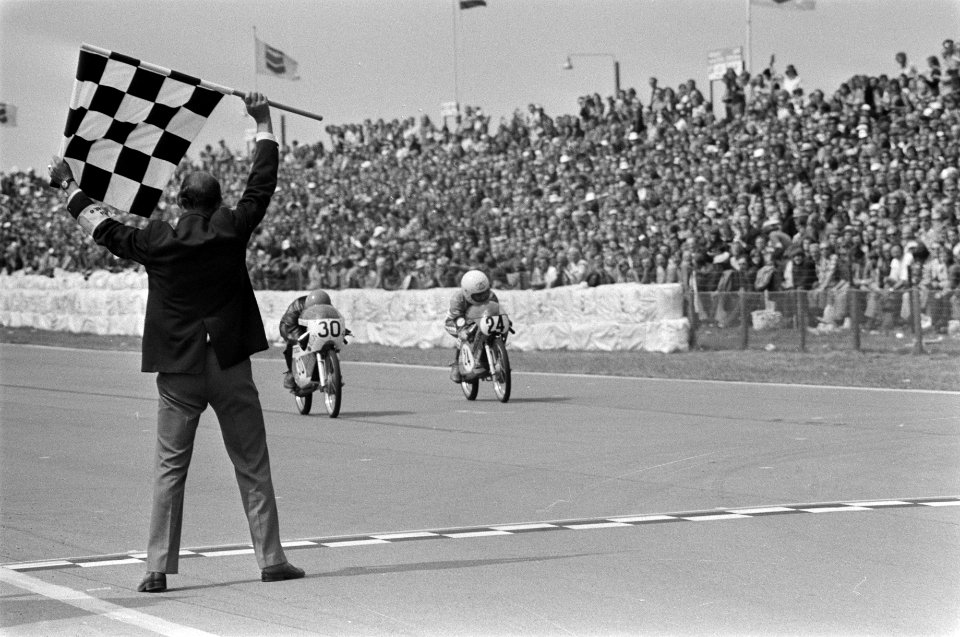 50cc klasse Henk van Kessel (24) wordt afgevlagd Rein Gijsman (30) heeft een �, Bestanddeelnr 927-2900