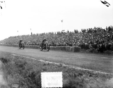 500cc klasse. nummer 16 Ken Kavanagh , nummer 17 Ray Amm . Beide op Norton, Bestanddeelnr 905-8060