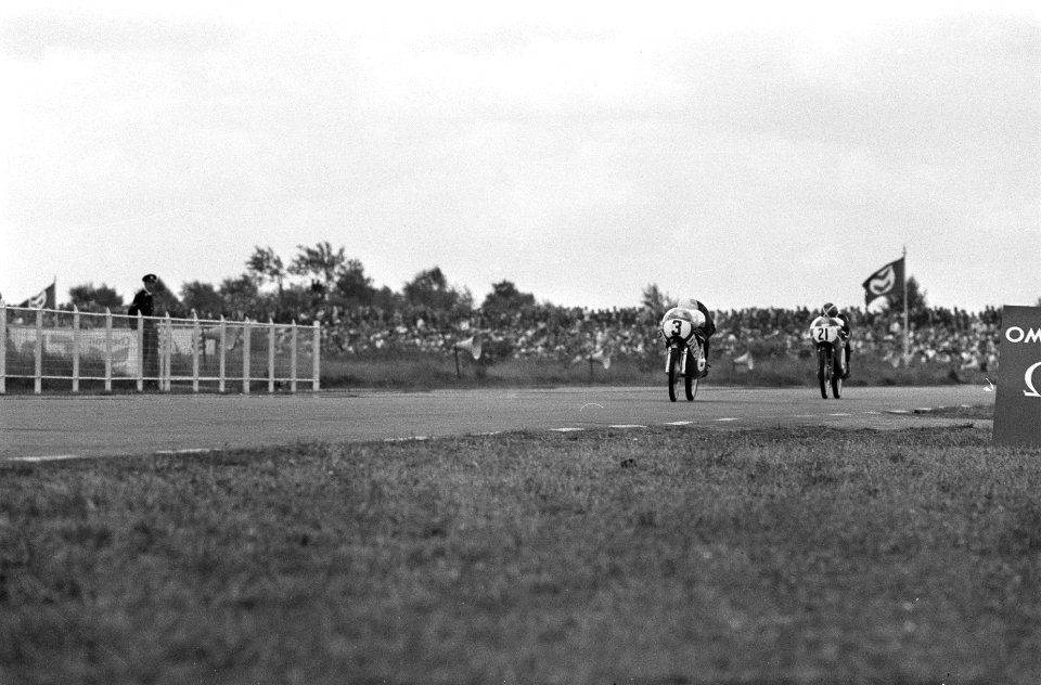 50cc. Barry Smith (3) en Aalt Toersen (21) in actie, Bestanddeelnr 922-5828