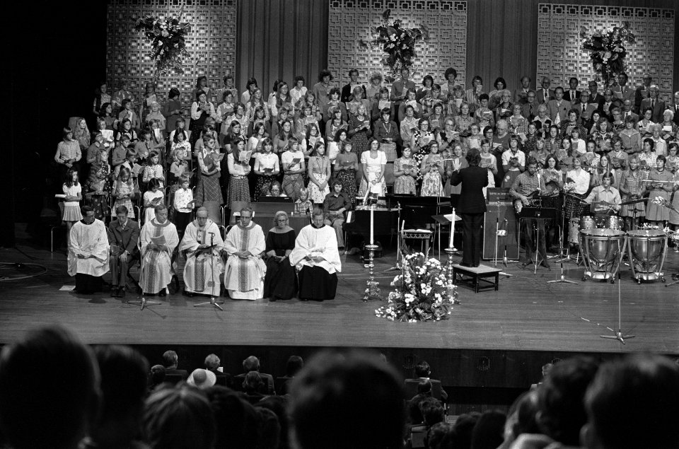 50-jarig priesterjubileum kardinaal Alfrink gevierd met eucharistieviering in Co, Bestanddeelnr 927-4083