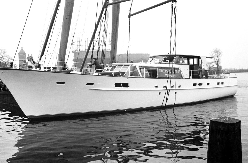 45 ton wegende dieselmotorjacht Caraville uit Amstel getild naar HISWA in de RAI, Bestanddeelnr 913-6181