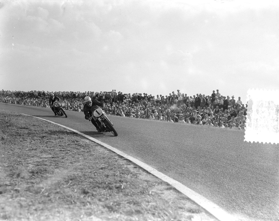 500 cc klasse. Geoff Duke (Norton, nr 1), daarachter Umberto Masetti (Gilera, nr, Bestanddeelnr 905-1925
